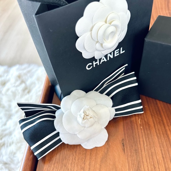 Chanel Camelia Bow Hair Accessory (Large) - Picture 3 of 10
